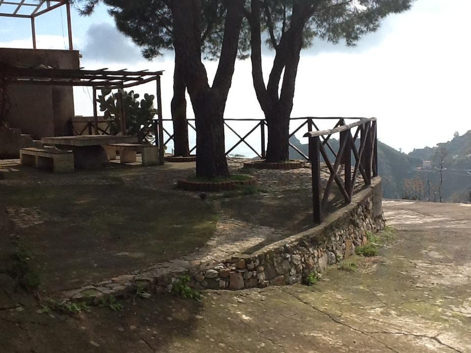 Rifugio Dei Tre Pini Guest House Castelmola Bagian luar foto