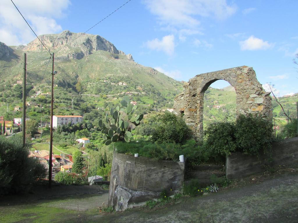 Rifugio Dei Tre Pini Guest House Castelmola Bagian luar foto