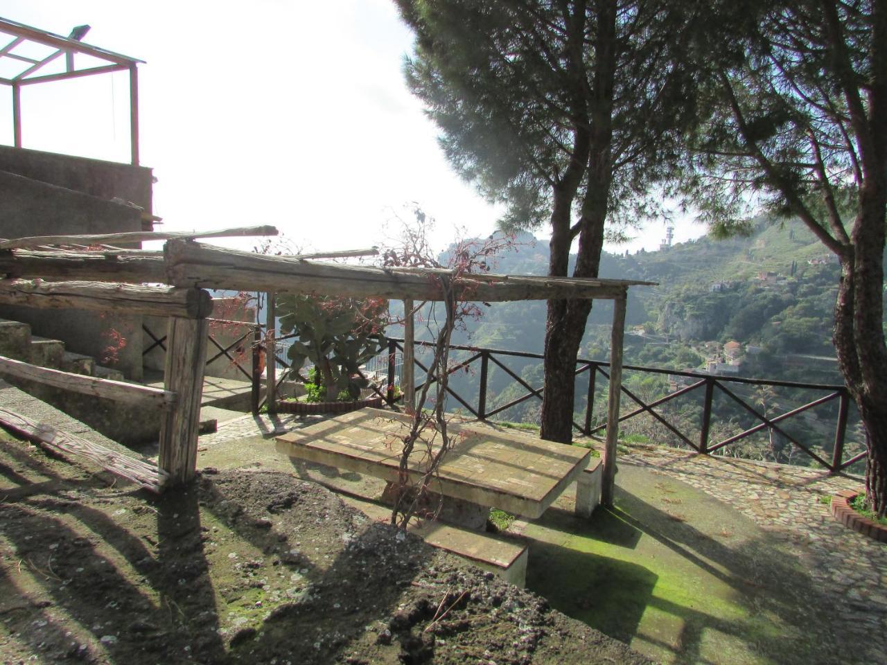 Rifugio Dei Tre Pini Guest House Castelmola Bagian luar foto